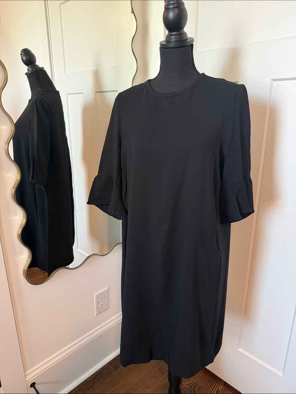 Elegant Black Long-Sleeve Shift Dress with Flutter Cuffs
